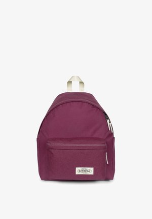 Paarse Eastpak rugzak met voorvak met rits, wit merklabel en beige bovenste draaggreep op een witte achtergrond.