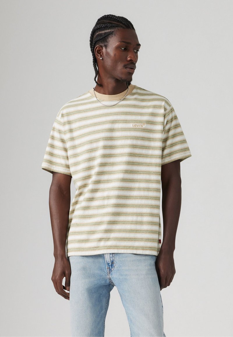 Camiseta de manga corta a rayas en color crema y verde claro, hecha de algodón, con un escote redondo y un pequeño logo de Levi's en el pecho.