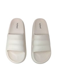 Sandali bianchi slip-on con tre cinturini orizzontali e una soletta testurizzata. Realizzati in materiale plastico morbido con una finitura liscia.