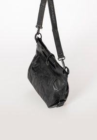 Schwarze Leder-Crossbody-Tasche mit einer weichen, strukturierten Oberfläche, ausgestattet mit einem oberen Reißverschluss, verstellbarem Tragegurt und Metallakzenten.