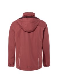 Giacca impermeabile rossa con cappuccio, polsini elasticizzati e due tasche laterali. Presenta strisce riflettenti e un logo vicino all'orlo inferiore.