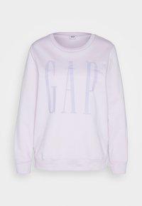 Felpa color lavanda chiaro in misto cotone; presenta un collo rotondo e maniche lunghe con il logo "GAP" in viola scuro sul davanti.