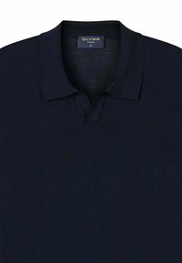 Marineblaues lässiges Polohemd mit Kragen, offenem Schlitz und einem Etikett mit der Aufschrift "OLYMP CASUAL M" im Nackenbereich.