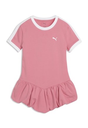 Różowa sukienka z krótkim rękawem z białym wykończeniem na rękawach i kołnierzu, z falbanką na dole i małym białym logo Puma na piersi.