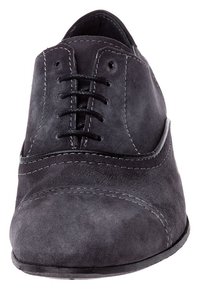 Scarpa grigia in suede con lacci, punta arrotondata, cuciture a contrasto e una texture liscia. Tacco leggermente rialzato per un supporto aggiuntivo.