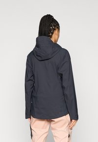 Tamno plavi vodootporni jakna s kapuljačom, koja ima duge rukave i ravni kroj. Sadrži suptilne detalje šavova i glatku teksturu.