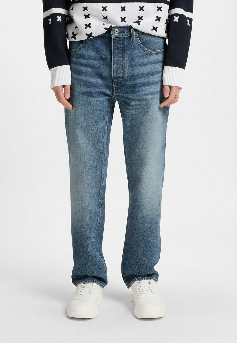 Jeans in denim azzurro chiaro con vestibilità dritta, zone sbiadite, design classico a cinque tasche e chiusura con bottone standard.