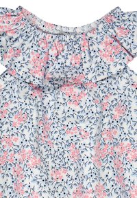 Květinový top ve světle modré barvě, zdobený růžovými květy a námořnickými listy. Rukávového výstřihu s elastickým lemem a měkkou, texturovanou tkaninou.