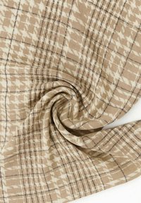 Tessuto a righe beige con un motivo a pied de poule, caratterizzato da linee color crema e marrone scuro, texture morbida e una caduta fluida.