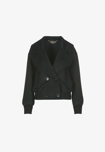 Juodas trumpas dublio kostiumas su plačiais atvartais, ilgomis rankovėmis, raukšlėtomis apykaklėmis ir keturiais dideliais mygtukais priekyje.