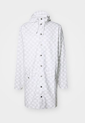 Imperméable à carreaux blancs avec capuche, doté de boutons à pression, de deux poches avant et d'une texture de tissu lisse et imperméable.