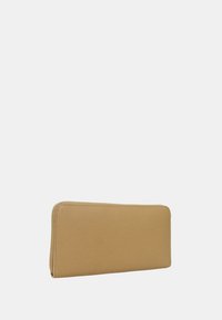 Portafoglio in pelle marrone chiaro con una texture liscia, forma rettangolare e una chiusura a zip lungo il bordo superiore. Design minimalista, senza hardware visibile.