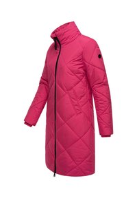 Cappotto trapuntato rosa, lungo fino al ginocchio, con colletto alto, zip nera, tasche laterali e polsini a costine. Presenta una texture liscia e sintetica.