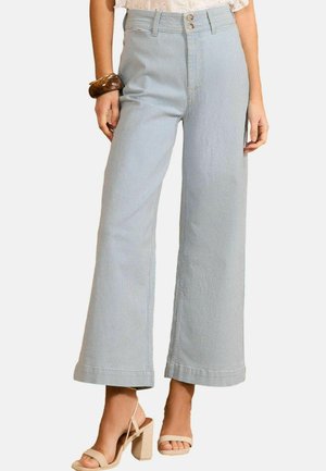 Lichtblauwe wijde broek met verticale strepen, hoge taille, twee-knopen sluiting en omgeslagen boorden. Getextureerde stof met een soepele afwerking.