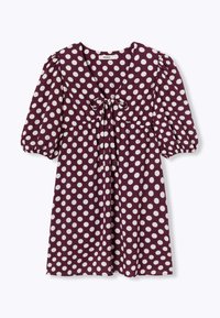 Robe bordeaux à pois blancs, manches courtes bouffantes, décolleté en V et détail noué à la taille. Tissu doux avec une silhouette fluide.