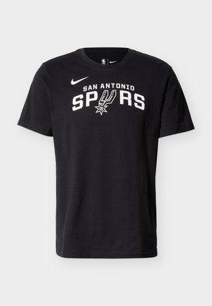 Sort T-skjorte med korte ermer, med hvit "San Antonio Spurs"-tekst og laglogo under Nike swoosh på fronten midt på.
