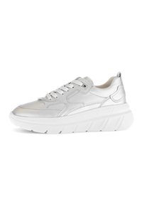 Silberne metallische Sneakers mit einer klobigen weißen Sohle, die eine glatte Textur, ein Schnürdesign und dezente Nähdetails aufweisen.