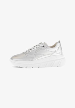 Silberne metallische Sneakers mit einer klobigen weißen Sohle, die eine glatte Textur, ein Schnürdesign und dezente Nähdetails aufweisen.