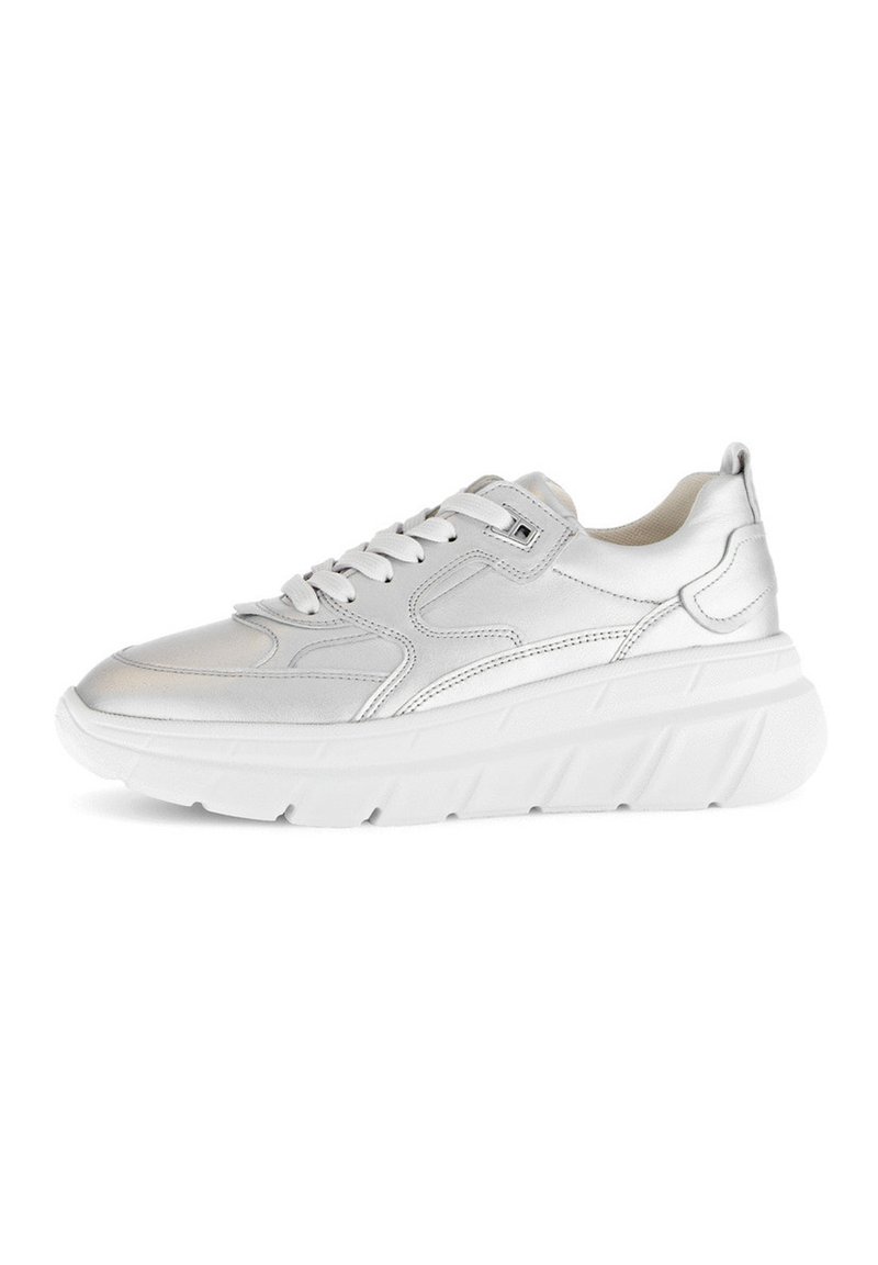 Silberne metallische Sneakers mit einer klobigen weißen Sohle, die eine glatte Textur, ein Schnürdesign und dezente Nähdetails aufweisen.
