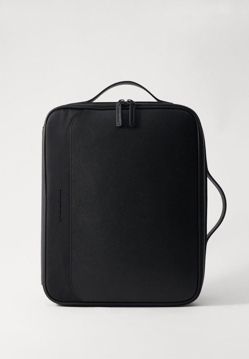 Borsa per laptop nera con superficie testurizzata, forma rettangolare, maniglia superiore e chiusura con doppia cerniera. Dettaglio del logo discreto su un lato.