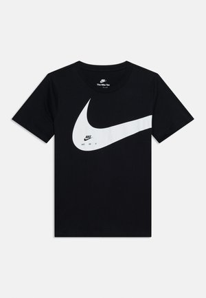 Must Nike lühikeste varrukatega T-särk, millel on suur valge Swooshi logo diagonaalselt esiküljel ja väike "Just Do It" tekst Swooshi sees.