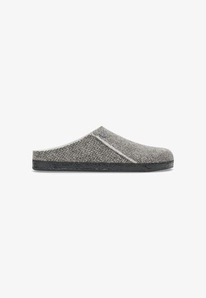 Pantofole grigie slip-on con tomaia in tessuto strutturato, suola nera e cucitura visibile lungo il lato, su sfondo bianco.