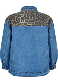 Džínová bunda s modrým tělem, která má na ramenních švech leopardí potisk. Má dlouhé rukávy a knoflíkový detail na manžetách.