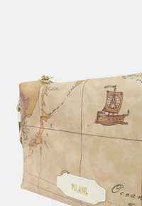 Busta in tela con design di mappa vintage in marrone chiaro e beige, con dettagli dorati e un'etichetta in pelle bianca nella parte inferiore.