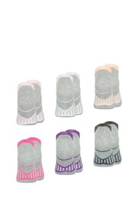 Chaussettes grises avec des accents contrastants aux orteils et au talon en rose, blanc, pêche, violet et marron ; présentant une texture côtelée et des motifs rayés.