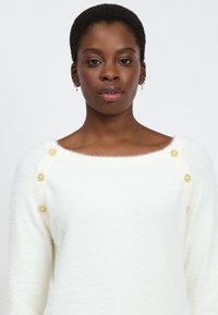 INFLUENCER FLUFFY BEJEWELED - Strickpullover - milk