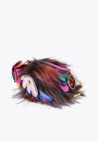 Portachiavi in pelliccia multicolore con accenti metallici; presenta vari grappoli in pelle di diverse texture nei colori rosa, blu, verde e oro.