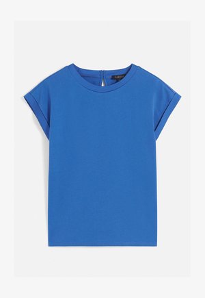 Blaues Kurzarmoberteil mit Rundhalsausschnitt, das ein Schlüssellochdetail am Rücken aufweist. Glatter Stoff und gerade Silhouette.