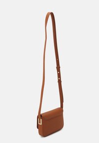 Braune, strukturierte Leder-Umhängetasche mit Klappverschluss, verstellbarem Riemen und goldfarbenem Akzent an der Seite. Kompakte rechteckige Form.