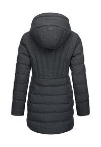 Abrigo acolchado gris oscuro con capucha, con textura acolchada y costuras verticales, y una silueta ajustada. Tejido duradero con acabado suave.