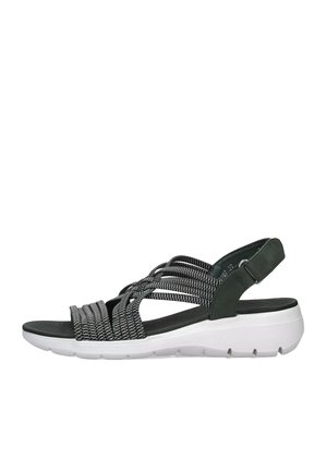 Sandalo con cinturino intrecciato nero e grigio, con una soletta imbottita, accentuato da un verde sul tallone e una spessa suola in gomma bianca.