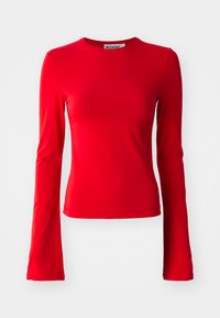 Top rouge à manches longues en tissu lisse et extensible. Il présente un col rond et une silhouette ajustée. Design simple sans motifs ni accents.