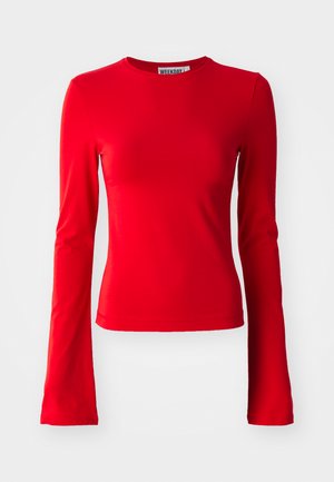 Rød langermet topp laget av glatt, elastisk stoff. Har rund hals og tettsittende silhuett. Enkel design uten mønster eller detaljer.