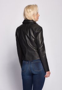 Zwarte leren jas met een cropped ontwerp, puntige kraag en gestructureerde schouders. Kenmerkt zich door een zachte textuur en naaddetailleert.