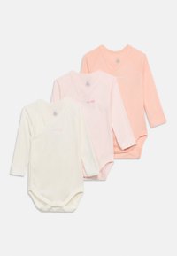 Τρία μακρυμάνικα μωρουδιακά κορμάκια σε εκρού, ανοιχτό ροζ και ροδακινί χρώμα με κλείσιμο με κουμπιά στο πλάι, τοποθετημένα αλληλοκαλυπτόμενα σε λευκό φόντο.