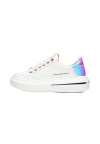 Hvide sneakers med rund tå, tyk hvid sål, metalliske detaljer og en iriserende hældetalje. Har rose guld øjer og snørebånd.