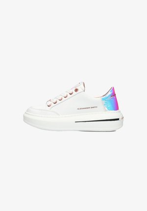 Witte sneaker met een ronde neus, dikke witte zool, metallic accenten en een iriserende hiel. Voorzien van roségouden vetergaatjes en veters.