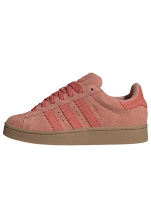 Lavprofil-sneaker i dæmpet lyserødt ruskind med teksturerede striber, snørelukning foran og lys brun gummisål.