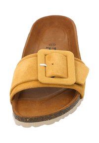 Geel suede slipper sandaal met een brede band en grote rechthoekige gesp. Voorzien van een bruin leren binnenzool en een gestructureerde buitenzool voor grip.