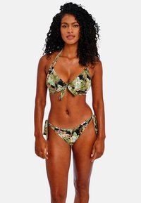 Bikini set met een bloemen- en bladmotief op een zwarte achtergrond, met strikdetails op de top en zijkanten van de onderkant. De stof is glad.
