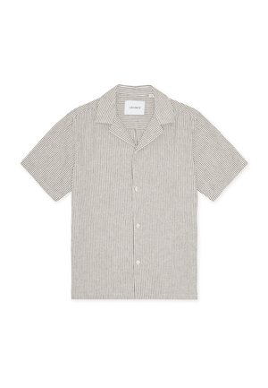 Chemise à manches courtes à rayures taupe clair et blanches. Elle présente un col cubain et une coupe décontractée avec cinq boutons sur le devant.