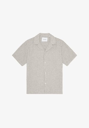 Πουκάμισο με κοντά μανίκια και κουμπιά, σε ανοιχτό ταουπ και λευκές ρίγες. Διαθέτει γιακά τύπου καμπ και άνετη εφαρμογή με πέντε κουμπιά μπροστά.