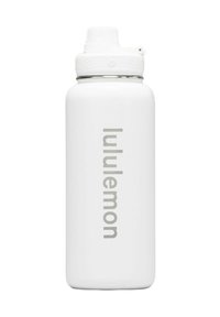 Sticlă de apă izolată albă cu capac cu filet și duză rabatabilă, având branding vertical "lululemon" pe partea din față.