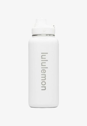 Hvid isoleret vandflaske med skruelåg og flip-spout, med lodret "lululemon" branding på fronten.