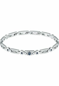 Sömlös silversmycke med sammanlänkade länkar, med blå detaljer och en unik emblem i mitten, slät och polerad yta.