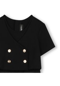 Μαύρο κοντό τοπ με κοντά μανίκια, με V-λαιμόκοψη και διπλό στήθος, διακοσμημένο με τέσσερα χρυσά κουμπιά σε διαγώνια διάταξη.